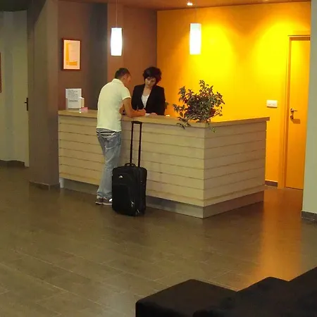 280 Zaragoza Hotel